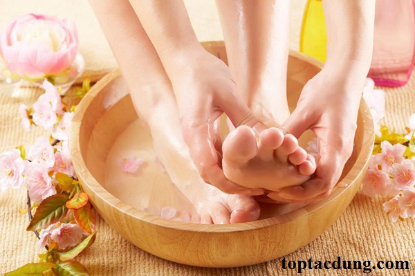 Ngâm chân bằng nước muối nóng có tác dụng gì?