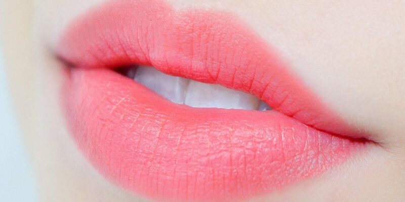 Phun môi màu nào đẹp cho tuổi 40? Giá bao nhiêu?